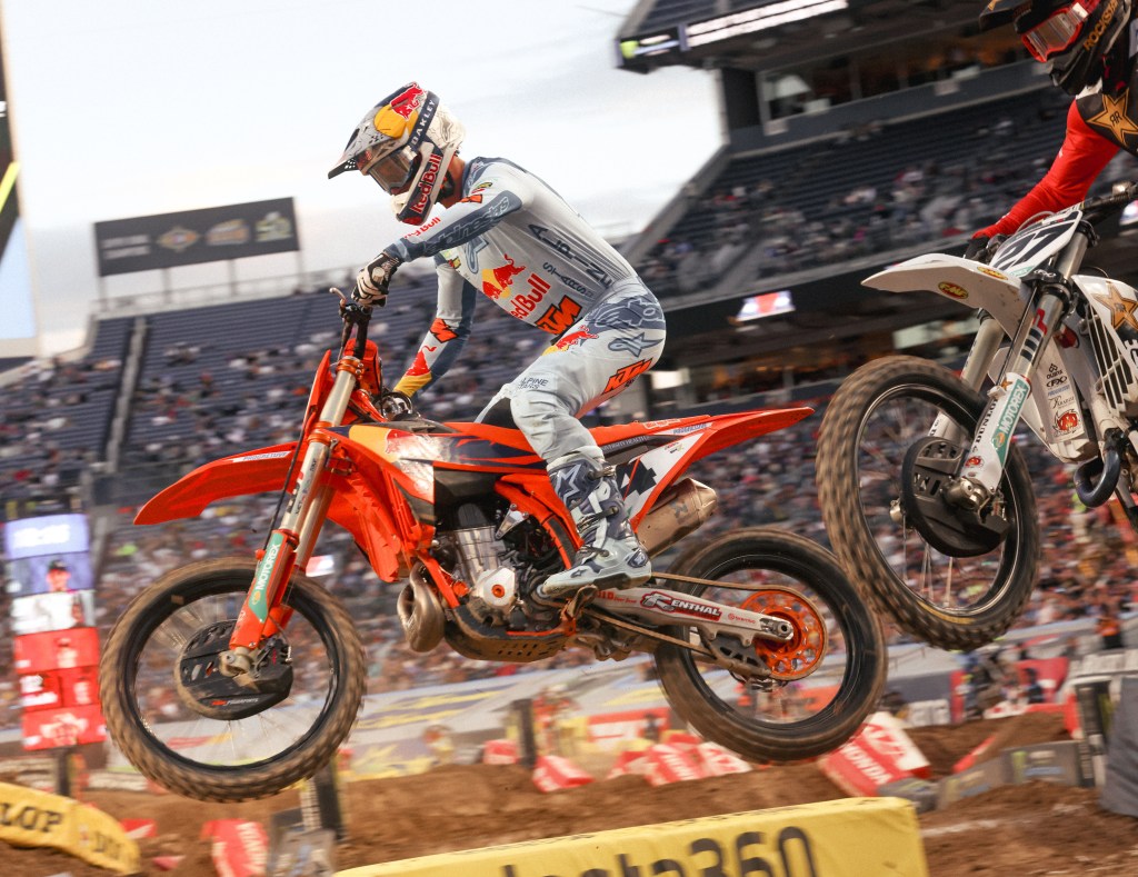 Chase Sexton number 4 overtaking Malcolm Stewart number 27 in a decisive pass.