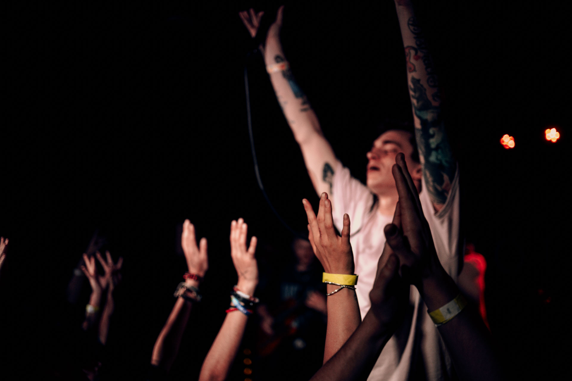 Andy Cizek performing with passion to a lively crowd