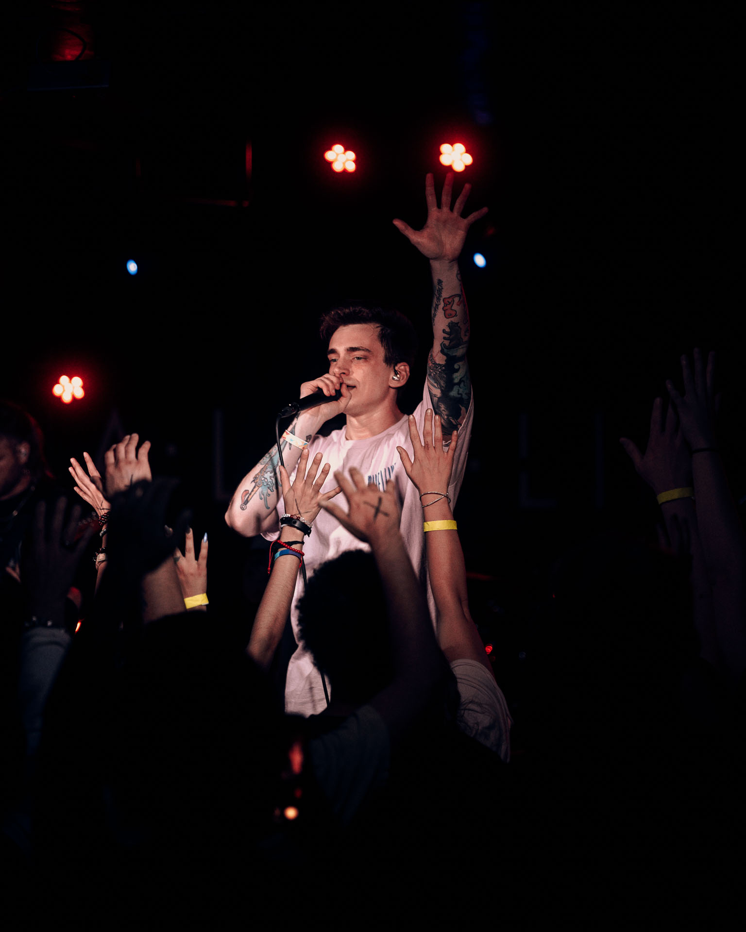 Andy Cizek performing with passion to a lively crowd